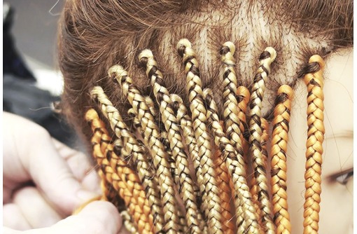 Плетение волос включает в себя: