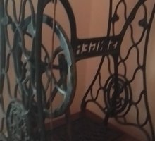 Деревянная кроватка и компьютерное кресло. машинка Зингер - Активный отдых в Севастополе