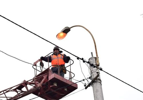 В Крыму 8600 потребителей остались без света: электрики продолжают устранять повреждения в сетях