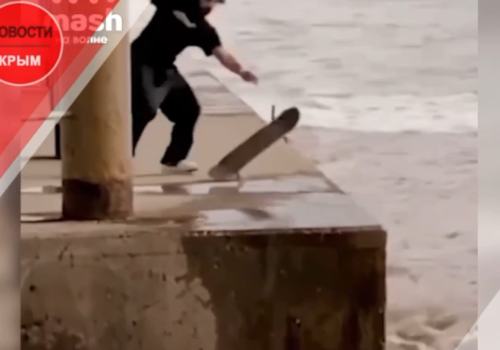В Крыму парень пытался сделать трюк на волнорезе, уронил в море скейтборд и бросился за ним в пучину ВИДЕО