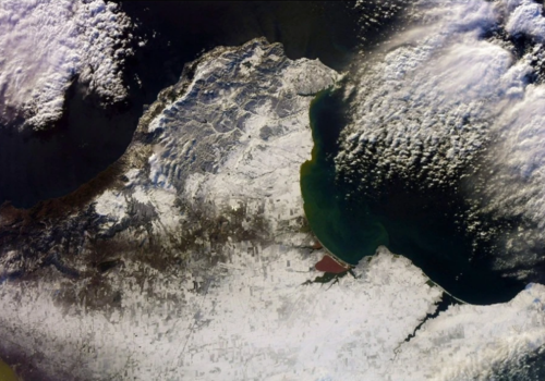 Антон Шкаплеров сфотографировал из космоса снежный Крым