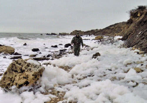 Море устроило «пенную вечеринку» на пляже в Восточном Крыму