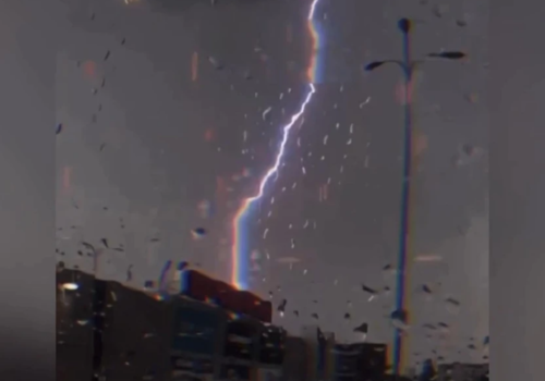 В соцсетях появилось видео, на котором молнии ударяют по ТЦ «Меганом» в Симферополе