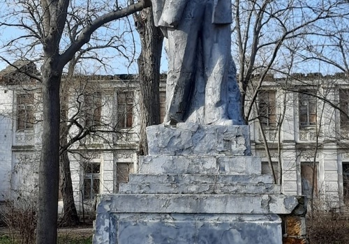 В Саках вандалы облили краской и исписали памятник Ленину