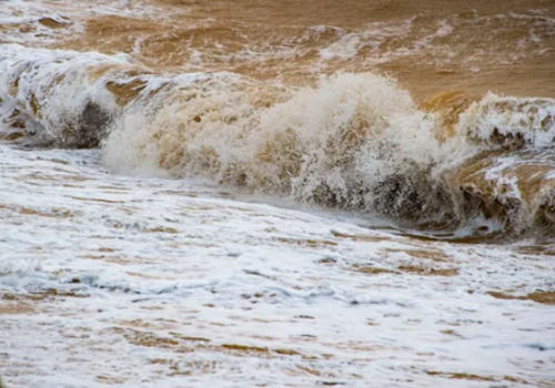 В Керченском проливе поднялись полутораметровые волны