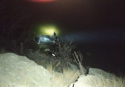 Автомобиль с людьми сорвался с высоты в Симферопольское водохранилище