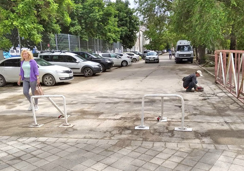 Автомобилисты в Феодосии портят новую плитку на проспекте Айвазовского