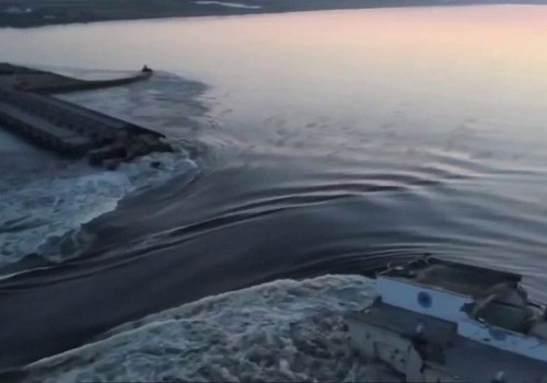 Верхняя часть Каховской ГЭС разрушена, идет затопление