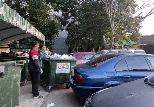 Из-за «нерадивых» автовладельцев в Симферополе был сорван график вывоза мусора — ФОТО