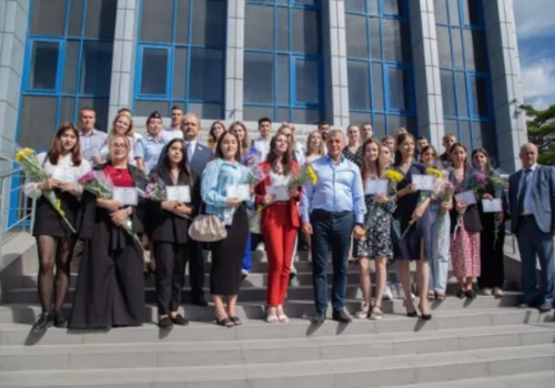 Пятьдесят крымских студентов получили именные стипендии Госсовета Республики