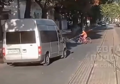 В Евпатории автобус чудом разминулся с ребенком на велосипеде ВИДЕО