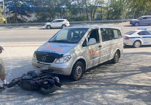 Подросток на мопеде попал под колёса «Мерседеса» на юге Крыма
