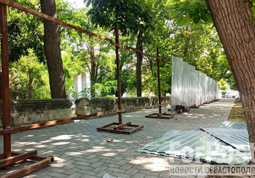 Любителю пластиковых деревьев отдали в ремонт сквер в центре Севастополя